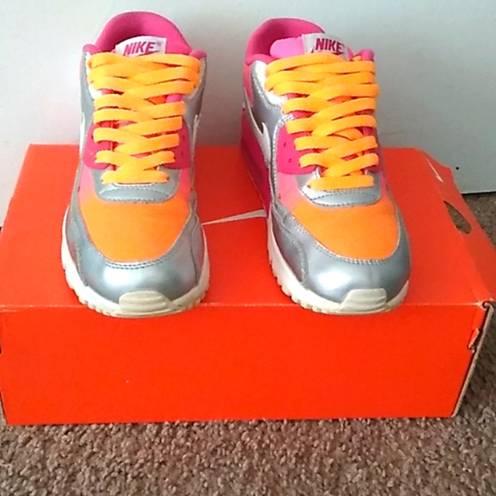 Nile Air MAX Orange,Gray& Pink Men Size 7Y = 8.5 in Women
